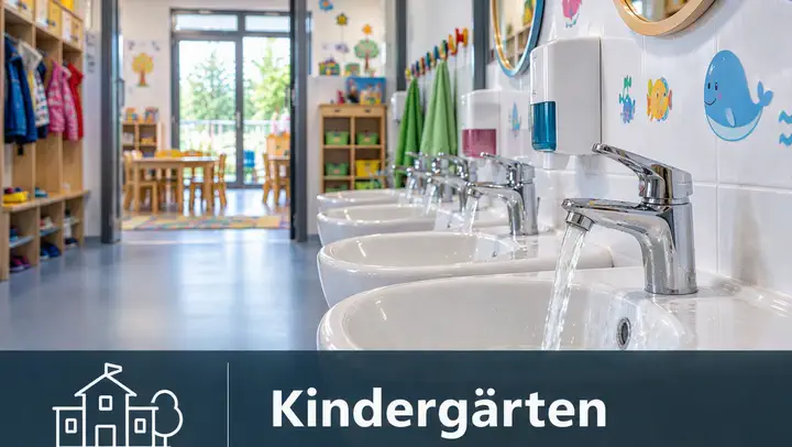 Kind dreht einen Wasserhahn auf, aus dem klares Trinkwasser fließt