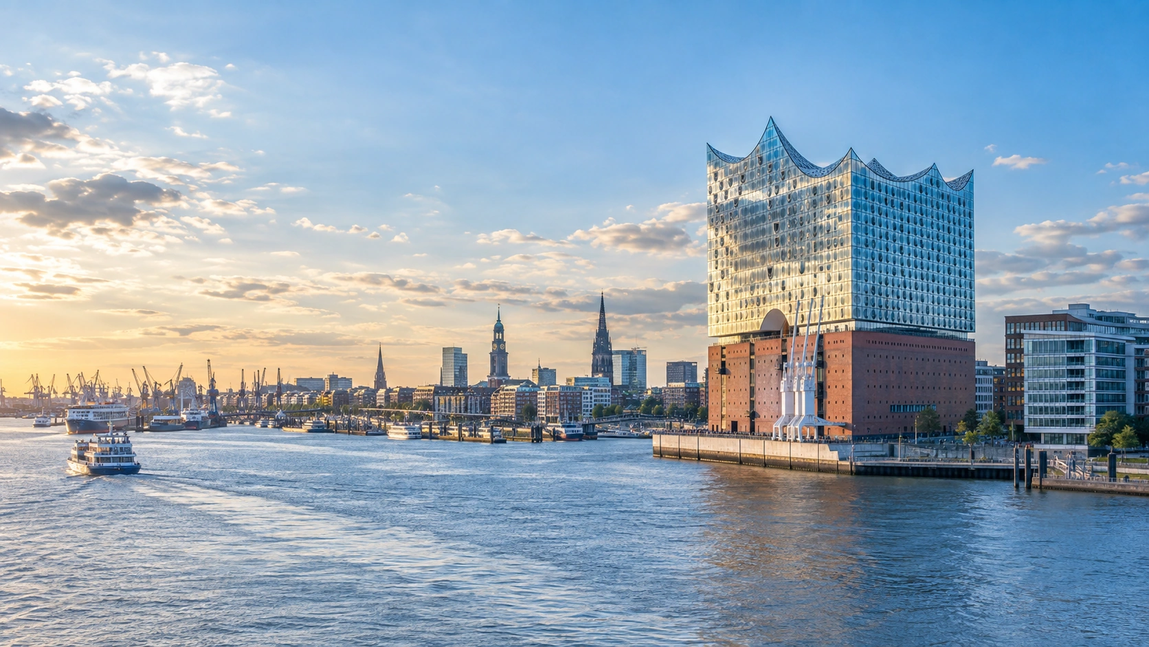 Hamburg mit Elbphilharmonie und Hafen